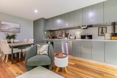 Coffee/tea facilities, Living room, Seating area, Dining area, oven, stove, toaster, kitchen