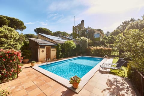 Shower, Property building, Facade/entrance, Natural landscape, Garden, Bathroom, Garden view, Pool view, Swimming pool, Sports, children, sunbed, sunbed