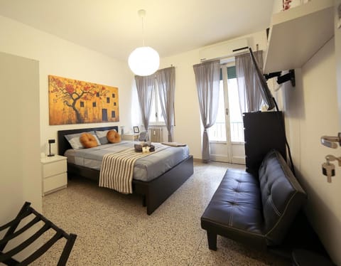 Bed, TV and multimedia, Balcony/Terrace, Photo of the whole room, Decorative detail, Bedroom, air conditioner