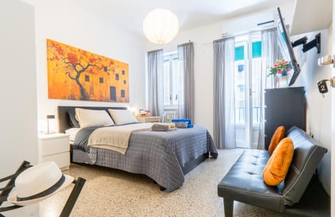 Bed, TV and multimedia, Balcony/Terrace, Photo of the whole room, Decorative detail, Bedroom, heating, internet, air conditioner