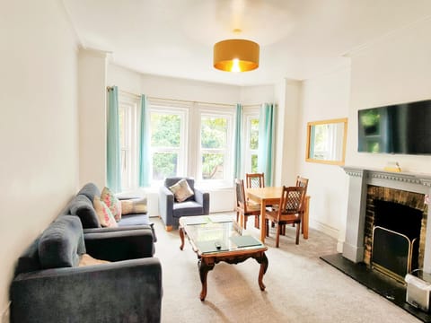 Flat-B, 4 Adults, 20 mins to Beach, Netflix, Wifi, Sleeps 4 Adults Apartment in Poole