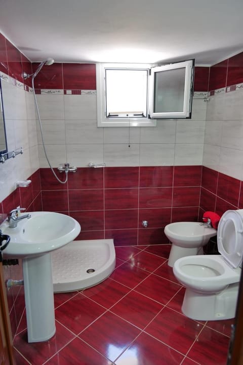 Shower, Toilet, Bathroom, bidet, towels