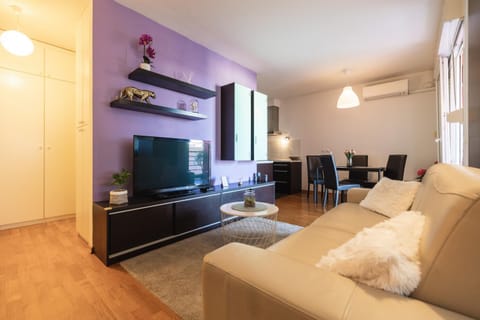 TV and multimedia, Living room, Seating area, Dining area, Family