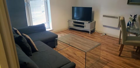 Communal lounge/ TV room, TV and multimedia, Living room, Seating area, Evening entertainment