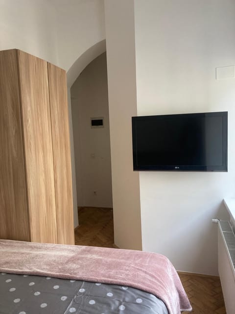 Bed, TV and multimedia, Bedroom