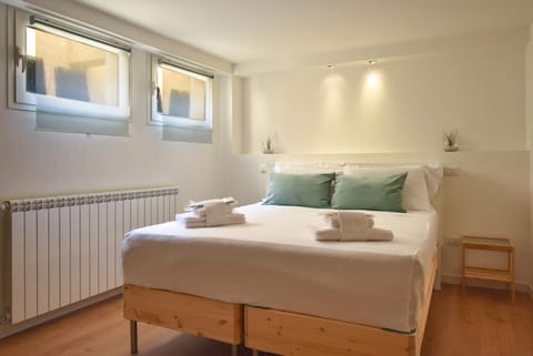 Bed, Bedroom, towels