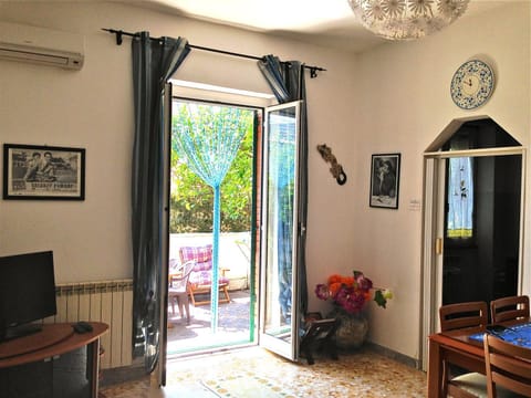 Property building, Communal lounge/ TV room, Day, Garden, Other, Photo of the whole room, Decorative detail, Decorative detail