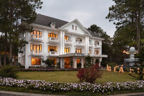 Property building, Day
