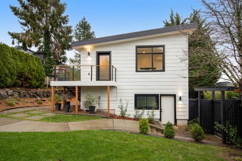 Magnolia Cottage House in Magnolia Seattle