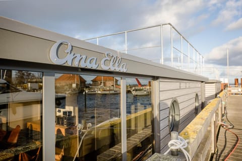 exclusives Hausboot "Oma Ella" Docked boat in Heiligenhafen
