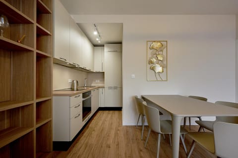 Kitchen or kitchenette, Dining area