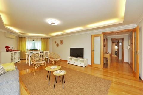 Communal lounge/ TV room, TV and multimedia, Living room, Seating area, Dining area