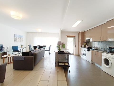 Kitchen or kitchenette, Living room, Seating area, Dining area