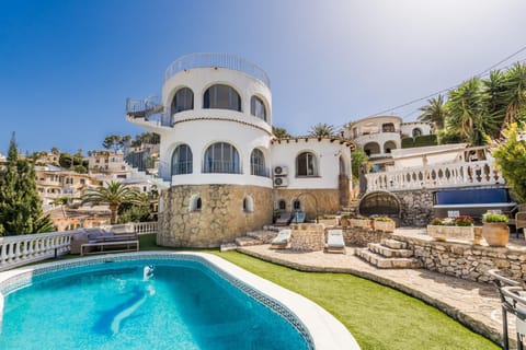 Property building, Day, Pool view, Swimming pool, sunbed