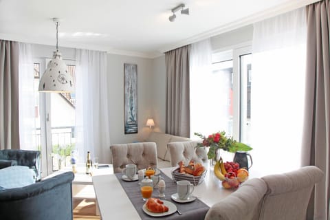 Living room, Food and drinks, Dining area, Food, Breakfast