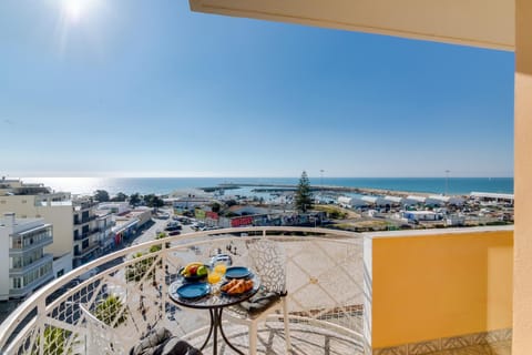 Property building, Balcony/Terrace, Food and drinks, City view, Sea view, Street view