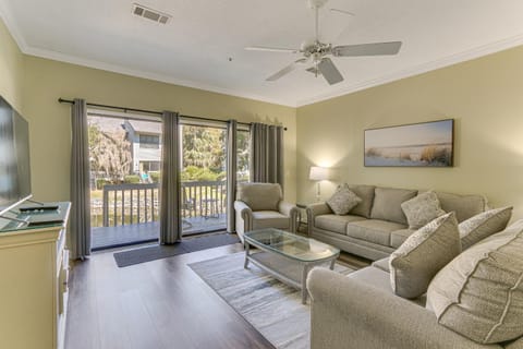 Hilton Head Island Condo with Deck Less Than 1 Mi to Beaches Apartment in South Forest Beach