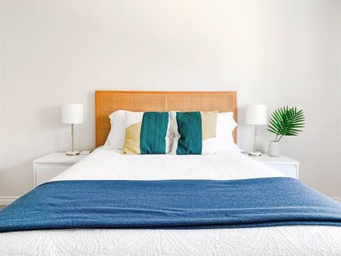 90 Walk Score - Steps to Beach & Dining - Reserved Parking Apartment in Carlsbad