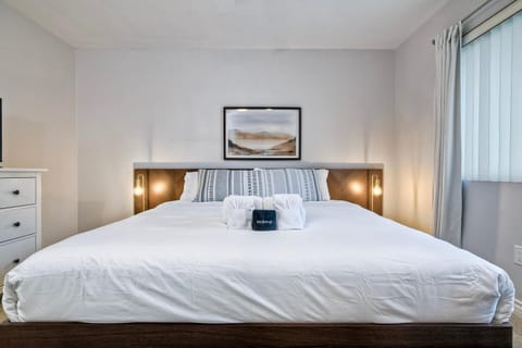 90 Walk Score - Steps to Beach & Dining - Reserved Parking Apartment in Carlsbad