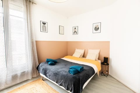 Bed, Bedroom, towels