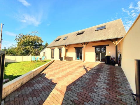 Toilet, Property building, Day