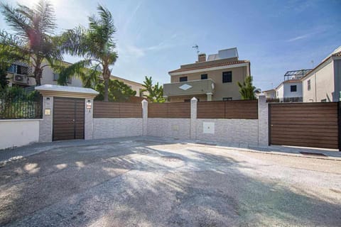 Modern beach villa with parking and private pool Villa in Torremolinos