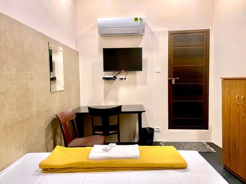 Bed, TV and multimedia, Living room, Photo of the whole room, Bedroom, hair dresser, air conditioner