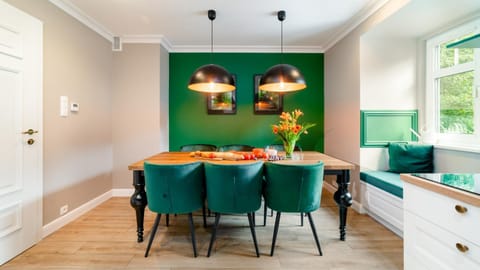 Kitchen or kitchenette, Seating area, Dining area