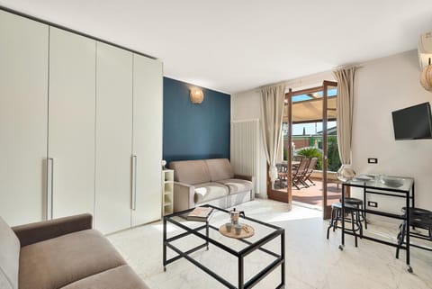 Splendido monolocale con spazioso giardino e veranda a 500 mt dal mare Apartment in Marina di Carrara