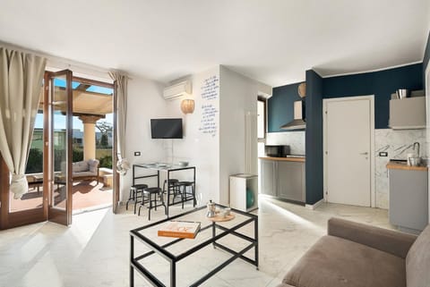 Splendido monolocale con spazioso giardino e veranda a 500 mt dal mare Apartment in Marina di Carrara