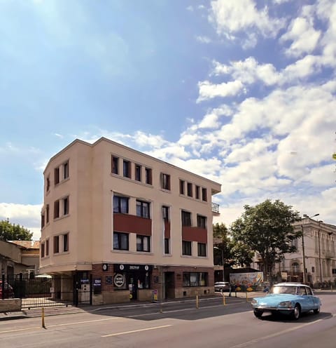 Property building, Day, Street view, Location