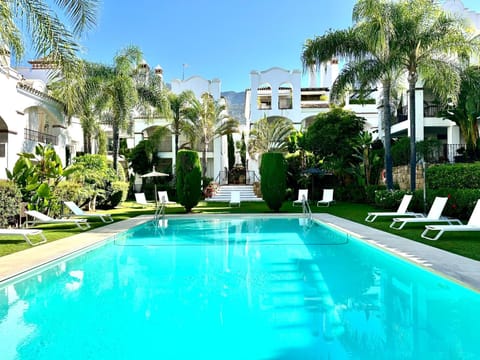 Swimming pool, sunbed