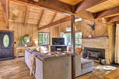 Near Trails Cabin with 2-Level Deck in Twain Harte Cabin in Twain Harte