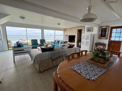 Living room, Dining area, Sea view