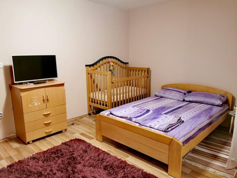 TV and multimedia, Photo of the whole room, Bedroom, cot