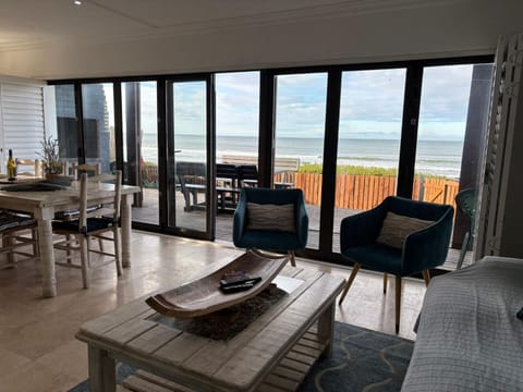 Natural landscape, TV and multimedia, View (from property/room), Living room, Seating area, Beach, Sea view