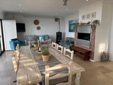 TV and multimedia, Living room, Seating area, Evening entertainment