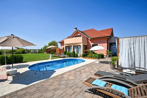 Property building, Patio, Day, Pool view, Swimming pool, sunbed