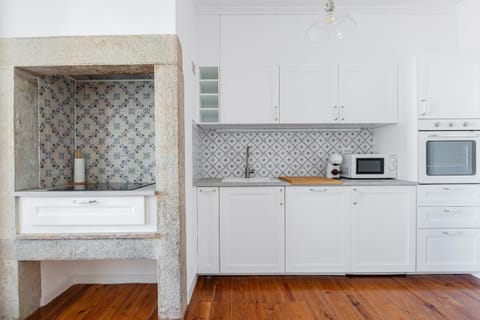Coffee/tea facilities, Kitchen or kitchenette, dishwasher, microwave, oven, stove, washing machine