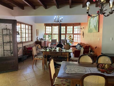 Lumiar chalé colonial lareira deck para beira rio particular e reservado área de lazer pertinho centro do bairro House in State of Rio de Janeiro