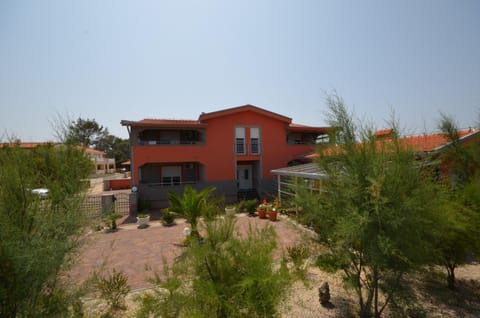 Location, children, Family