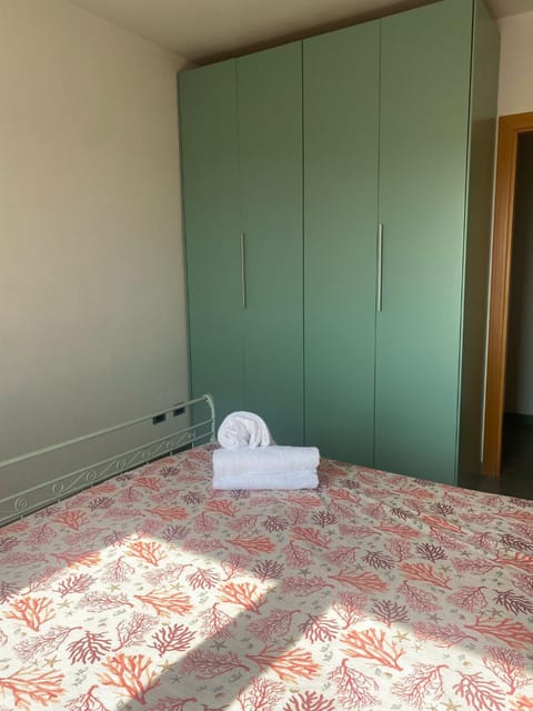 Photo of the whole room, Bedroom, wardrobe