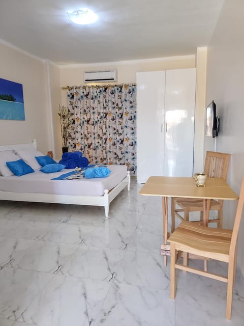 Bed, TV and multimedia, Photo of the whole room, Dining area, wardrobe, air conditioner
