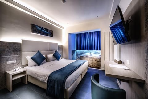 Bed, Hot Tub, Photo of the whole room, Bedroom