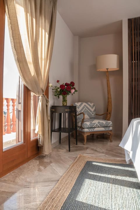 Property building, Bed, Seating area, Bedroom