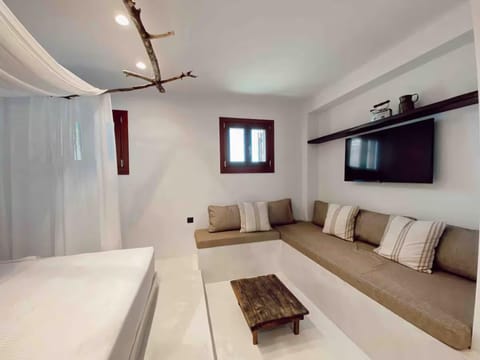 Bed, TV and multimedia, Photo of the whole room, Seating area, Bedroom
