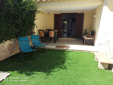 Property building, Patio, Day, Garden, sunbed