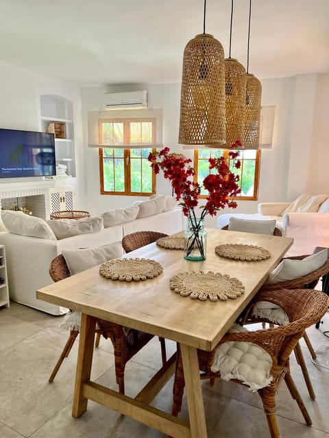 Living room, Dining area