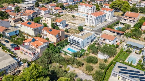 Bird's eye view, Swimming pool, Location