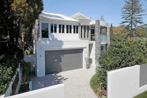 Property building, Garden, Parking